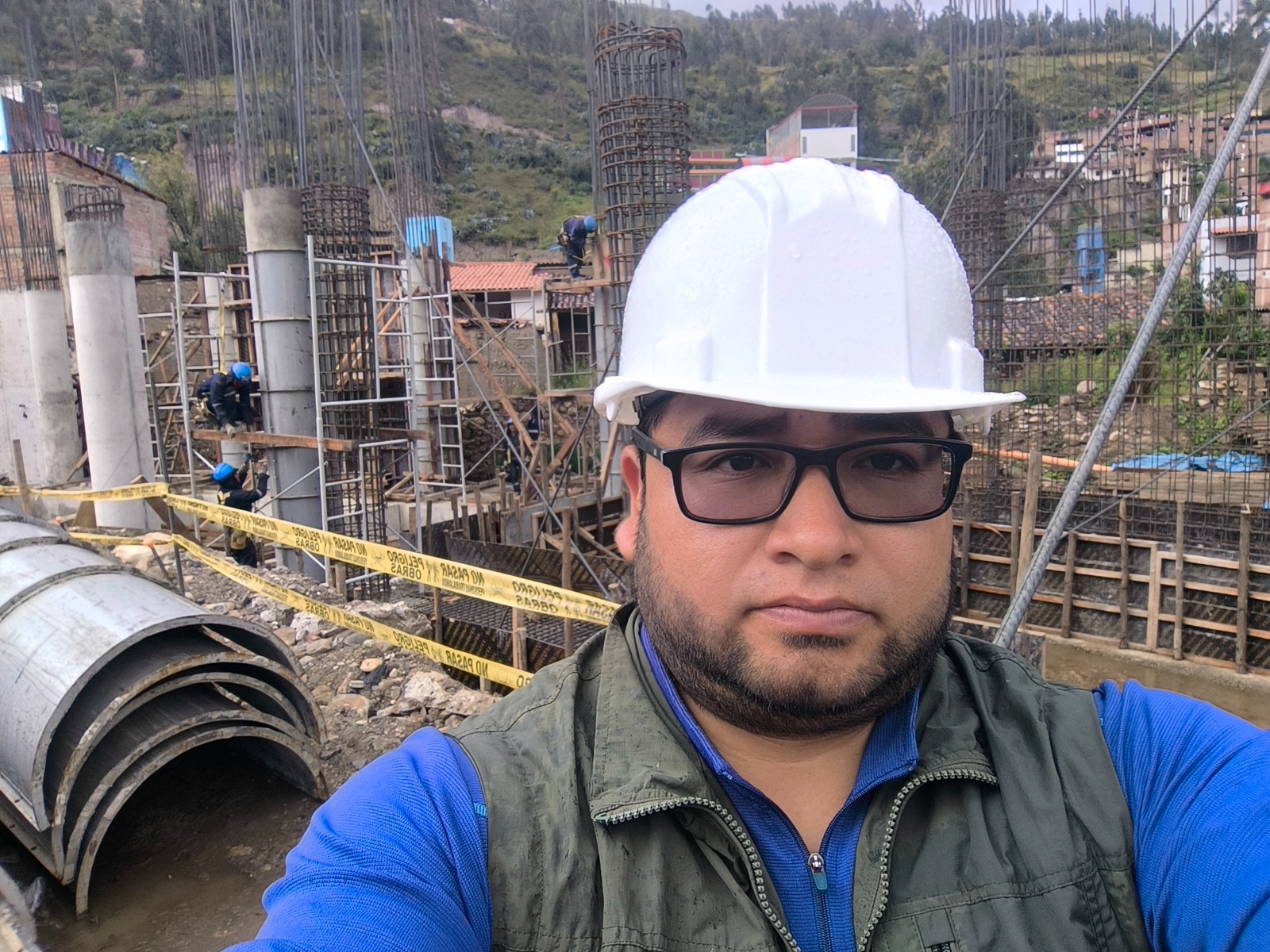 Instalaciones modernas de GEO CENTER LAB en Huaraz, mostrando equipo de laboratorio geotécnico