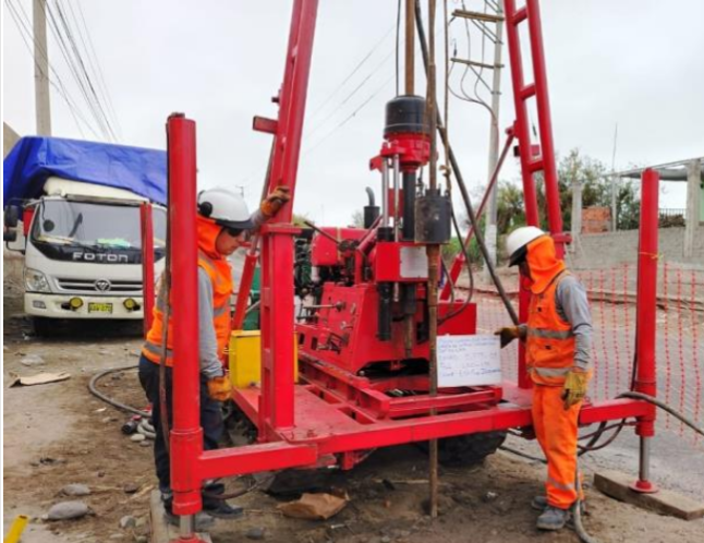 Perforación diamantina en sitio clarita para exploración geotécnica