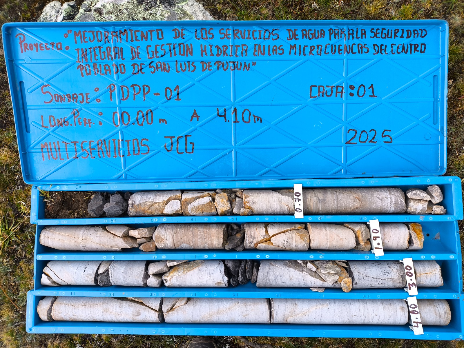 Caja con muestras de suelo para análisis